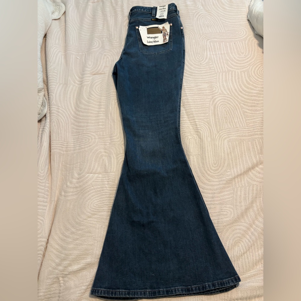 Wrangler retro high rise women’s  Lainey Wilson Bell Bottoms Flare jeans 33x34